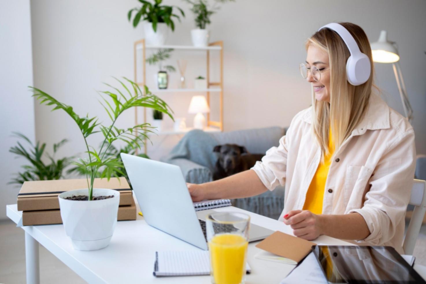 Équipe technique derluxoagency travaillant sur l'optimisation des coûts